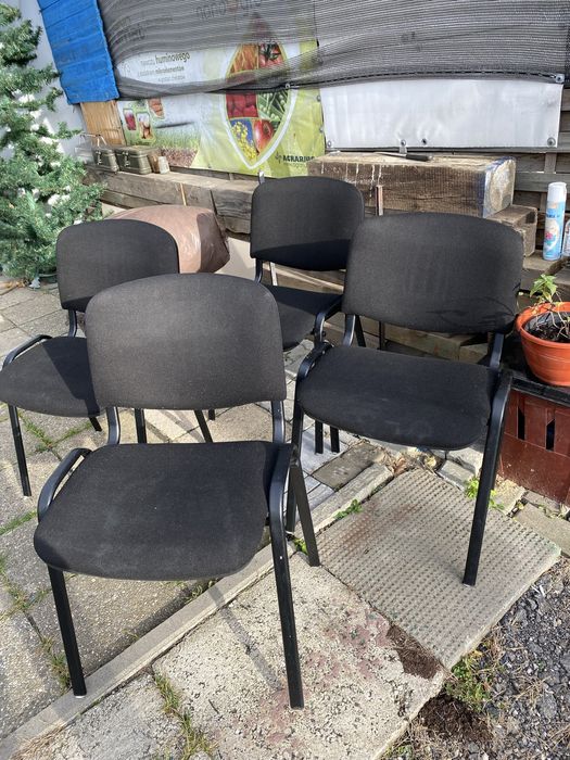 4 krzesła w czarnym kolorze