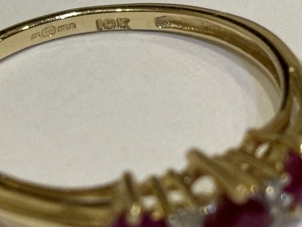 Pierscionek złoty próba 375 3 rubiny i diamenty