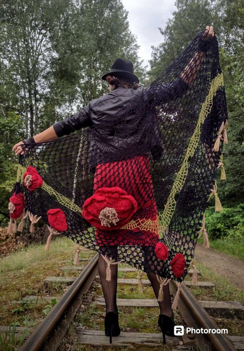 Chusta ręcznie robiona na szydełku, handmade, czarna chusta, ponczo