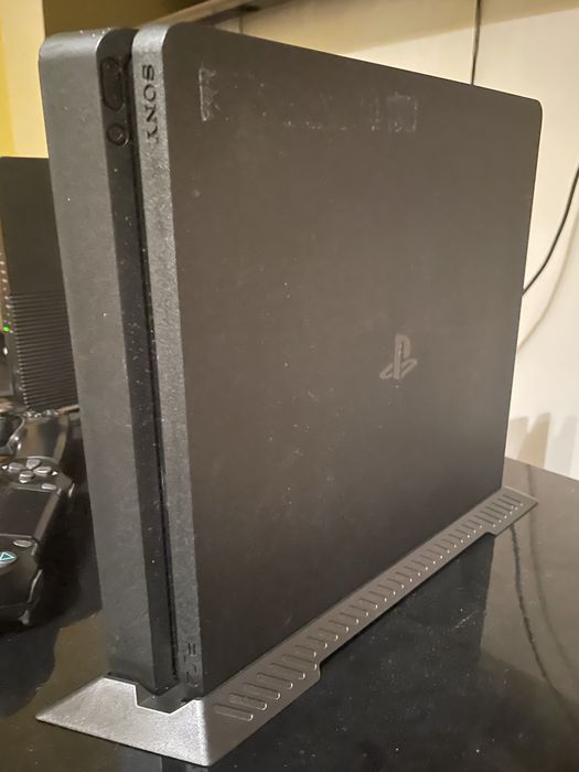 PS4 Slim 500GB com 2 comandos e uma câmara