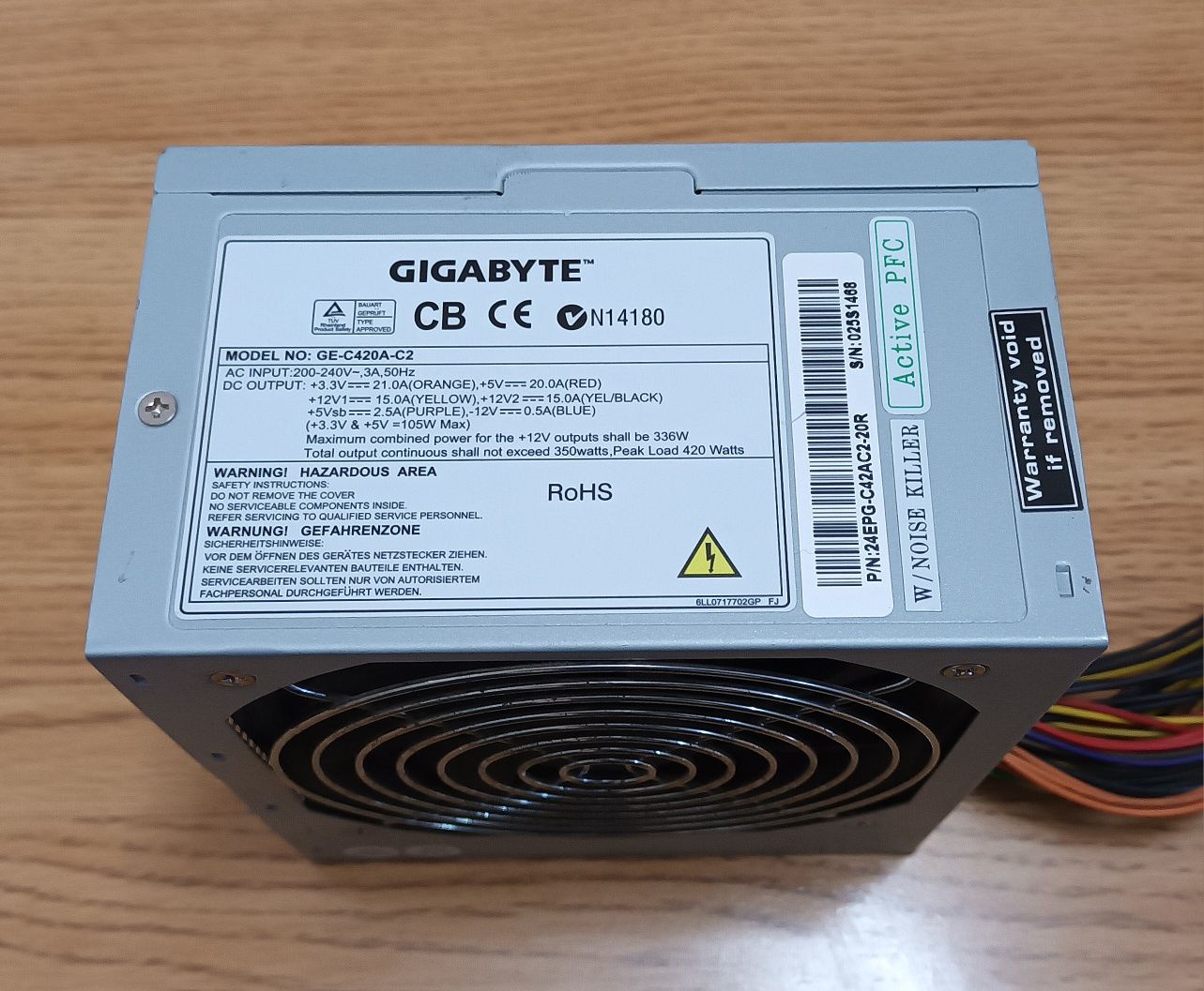 Fonte de alimentação Gigabyte de 420 Watts