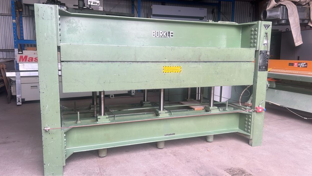 Prasa półkowa do forniru drewna gumy