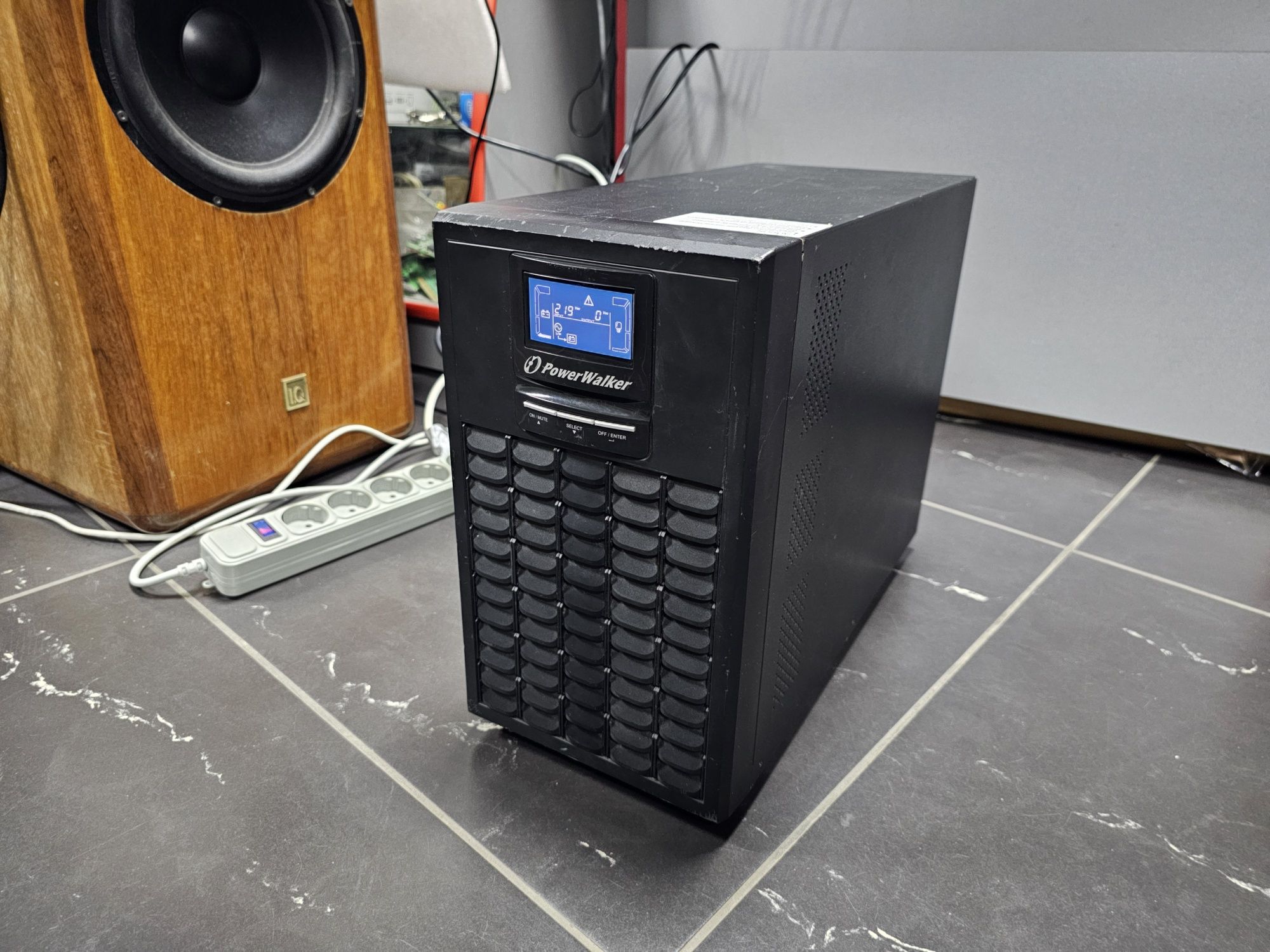 Лінійно-інтерактивний ДБЖ PowerWalker VFI 2000 C LCD 2000/1600W