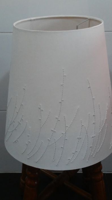 Abajurcom duas funções, para candeeiro de pé ou de mesa ou para tecto