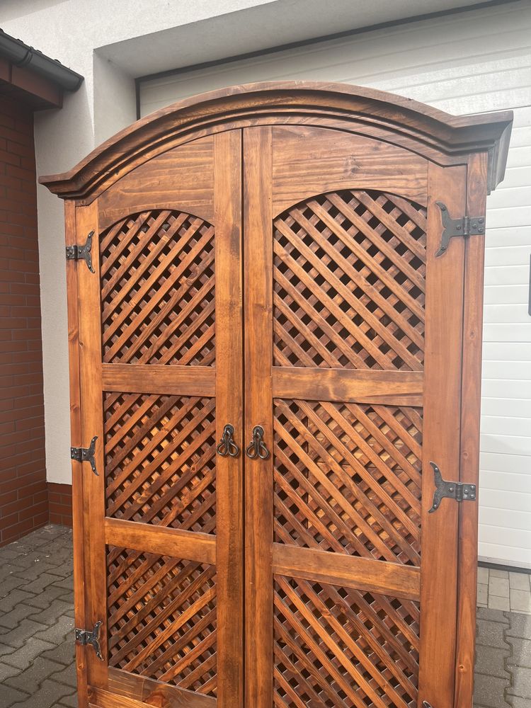 Kolonialna winiarka - ażurowe drzwi, egzotyczne drewno