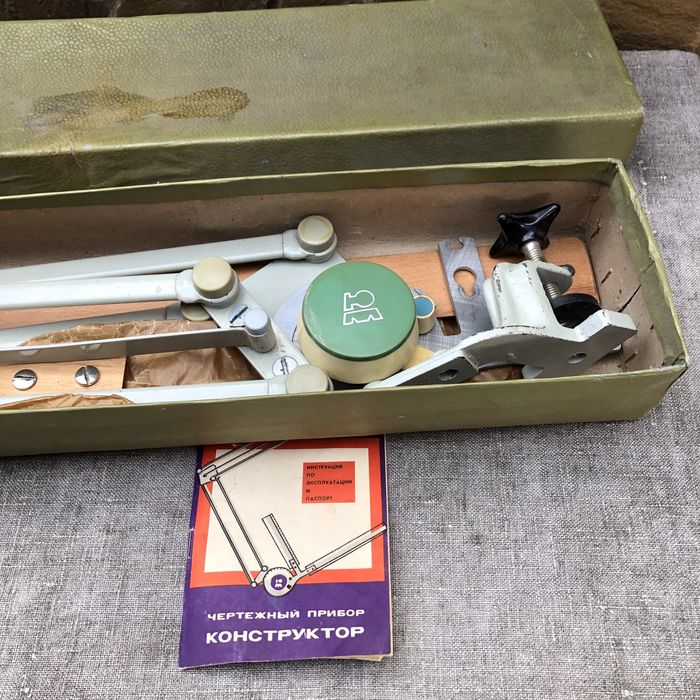 Чертежный набор . Конструктор . Кульман