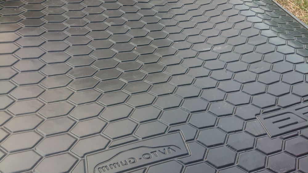 Ford Edge
Коврик в багажник.
Практично новий. 
Дивіться фото. 
Якісний