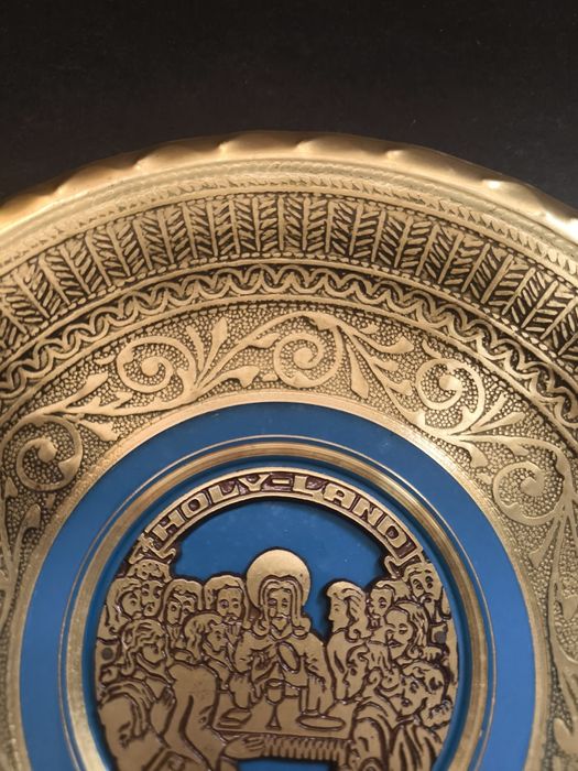 Prato decorativo dourado e azul. 
Prato decorativo com detalhes em rel
