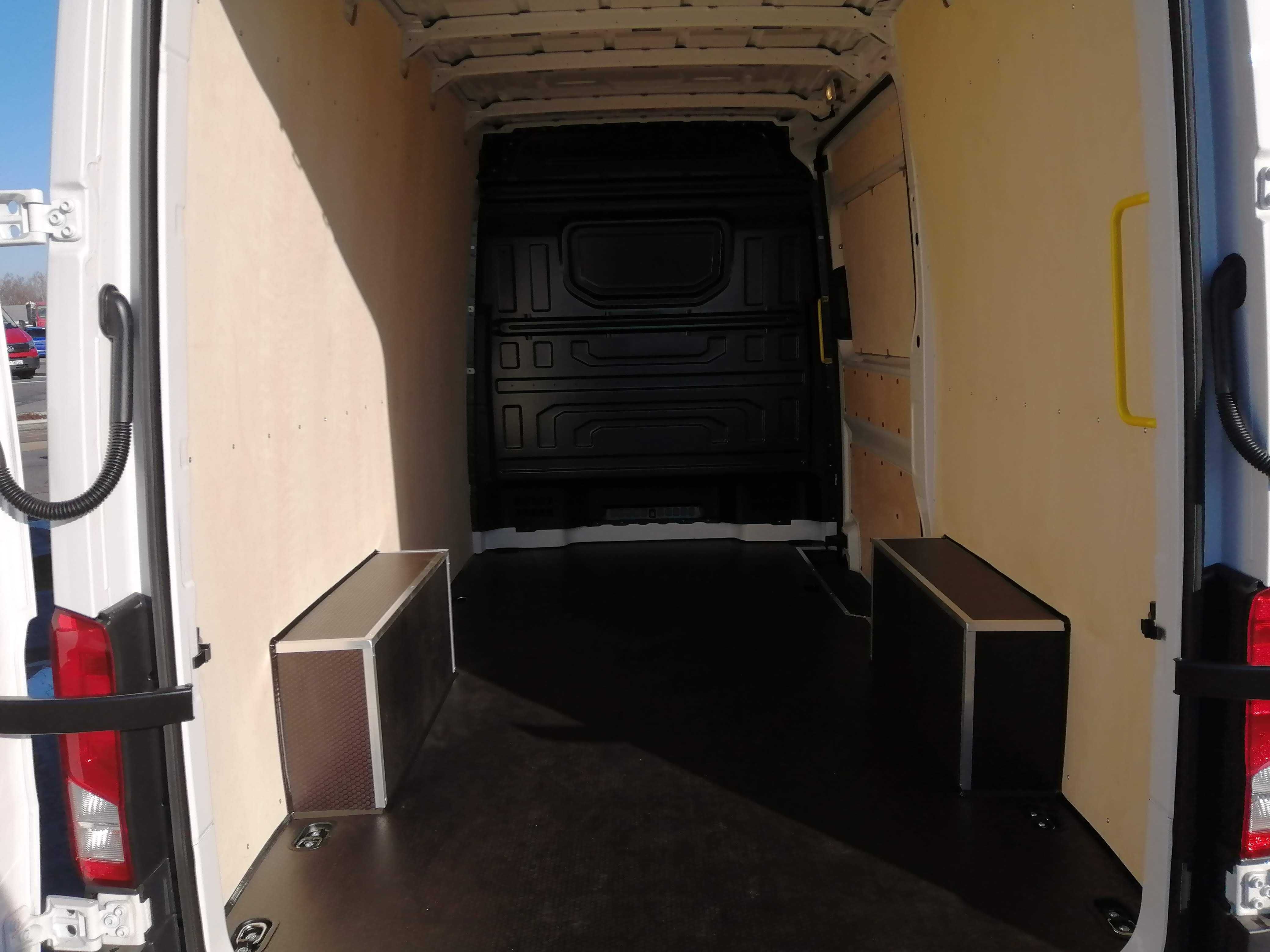 Zabudowa samochodu dostawczego Crafter L3/L4/L5 podłoga boki drzwi