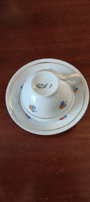 Serviço de chá em porcelana branca da Vista Alegre, Portugal.