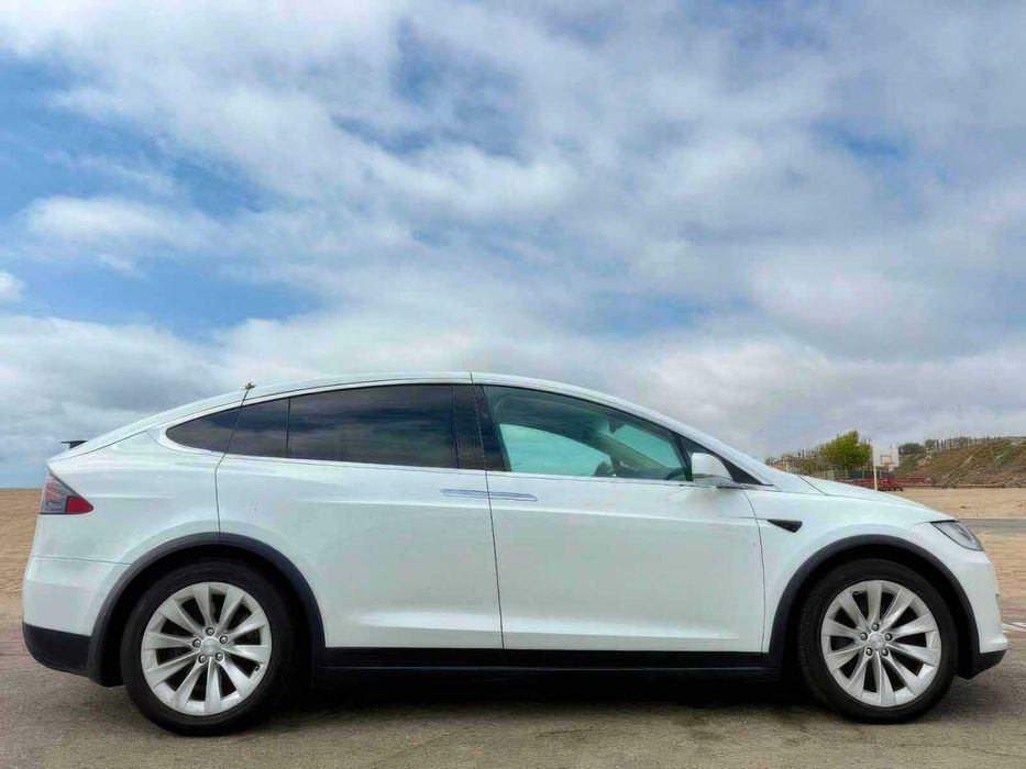 Tesla Model X 75D      2018