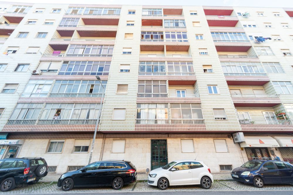 Quarto duplo (casal) em T2, sem moveis, em Queluz à 2 mins comboios