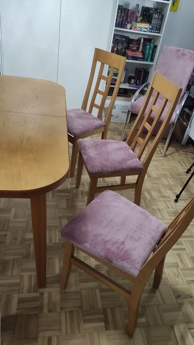Stół drewniany z krzesłami