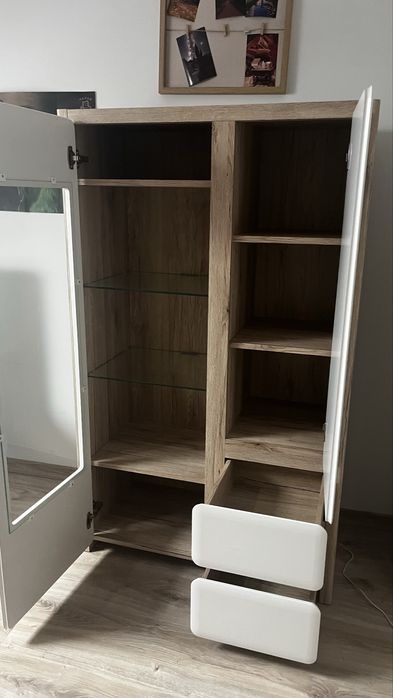 Szafa z witryna szklana