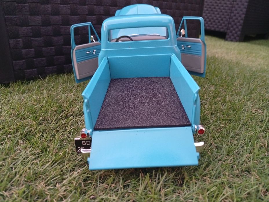 1/18 Ford f-100 Pickup