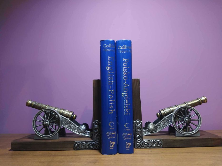 Historyczne podpórki do książek z armatkami