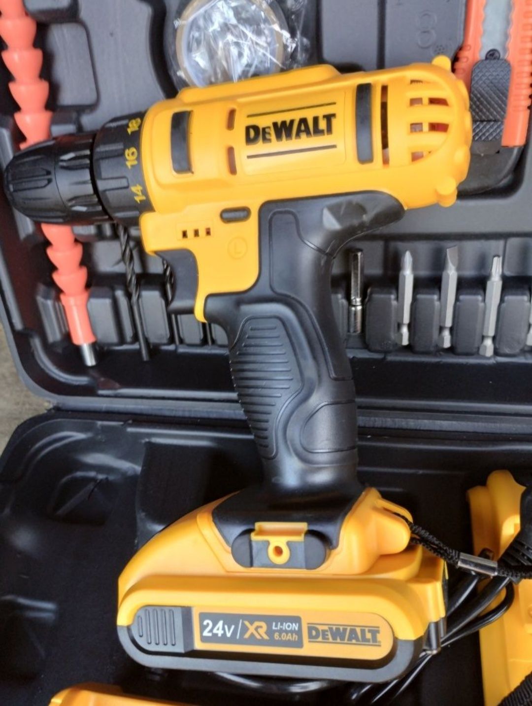 Акумуляторний шуруповерт з набором інструментів DeWALT 24V