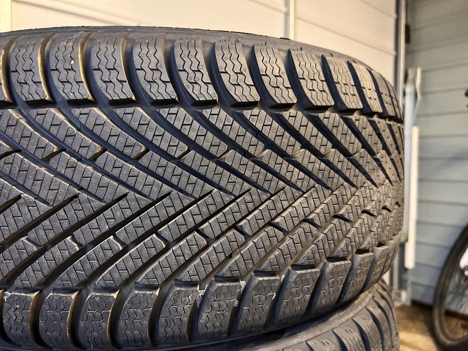 Pirelli Powergy Winter 225/40/18 zimowe opony