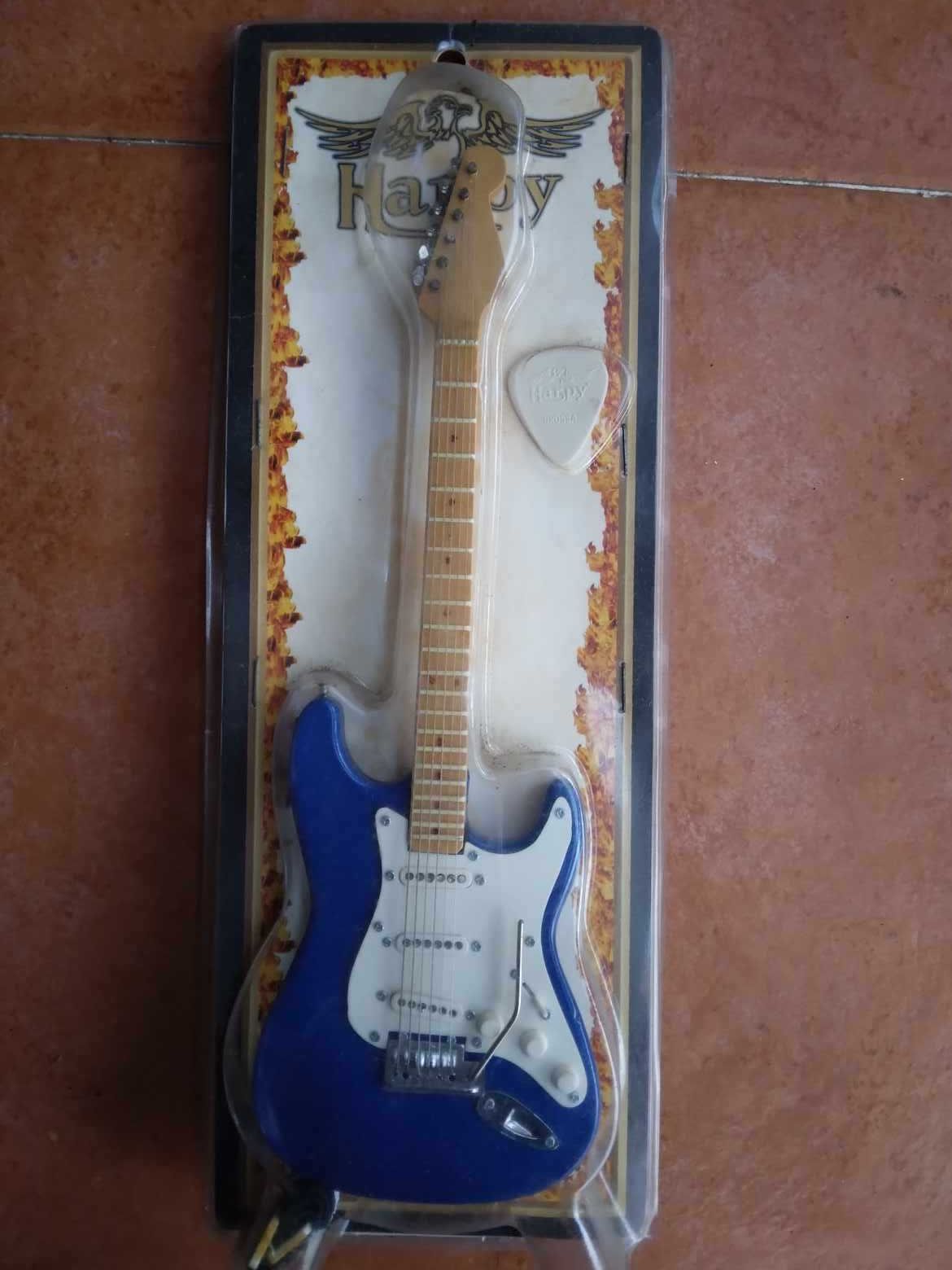 Miniatura Replica Guitarra Strato Escala de 1:4