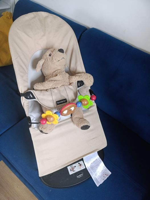 Bujaczek - leżaczek BabyBjorn z oryginalną zabawką (kremowy/ piaskowy)