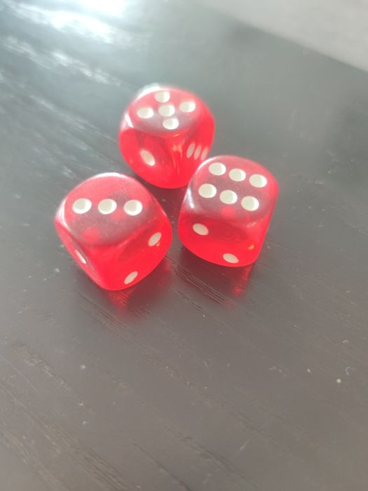 Гральні кубіки червоні прозорі