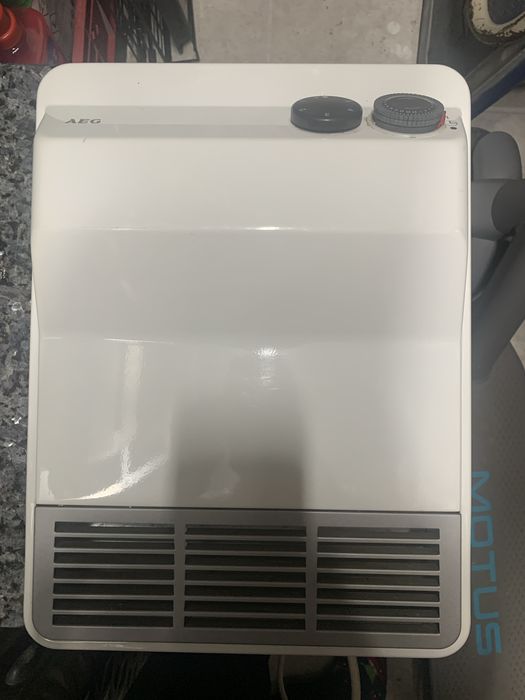 Grzejnik-termowentylator AEG.