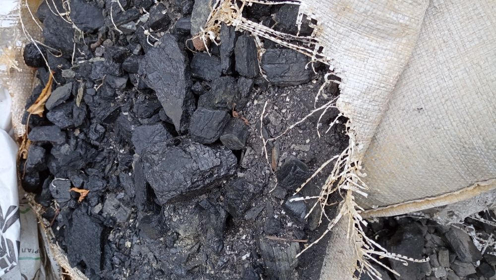 Уголь в мешках где-то 3 тоны.