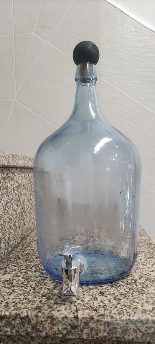 Garrafão de vidro com torneira