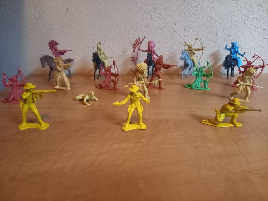 Żołnierzyki Prl. Figurki Indian i kowbojów Prl