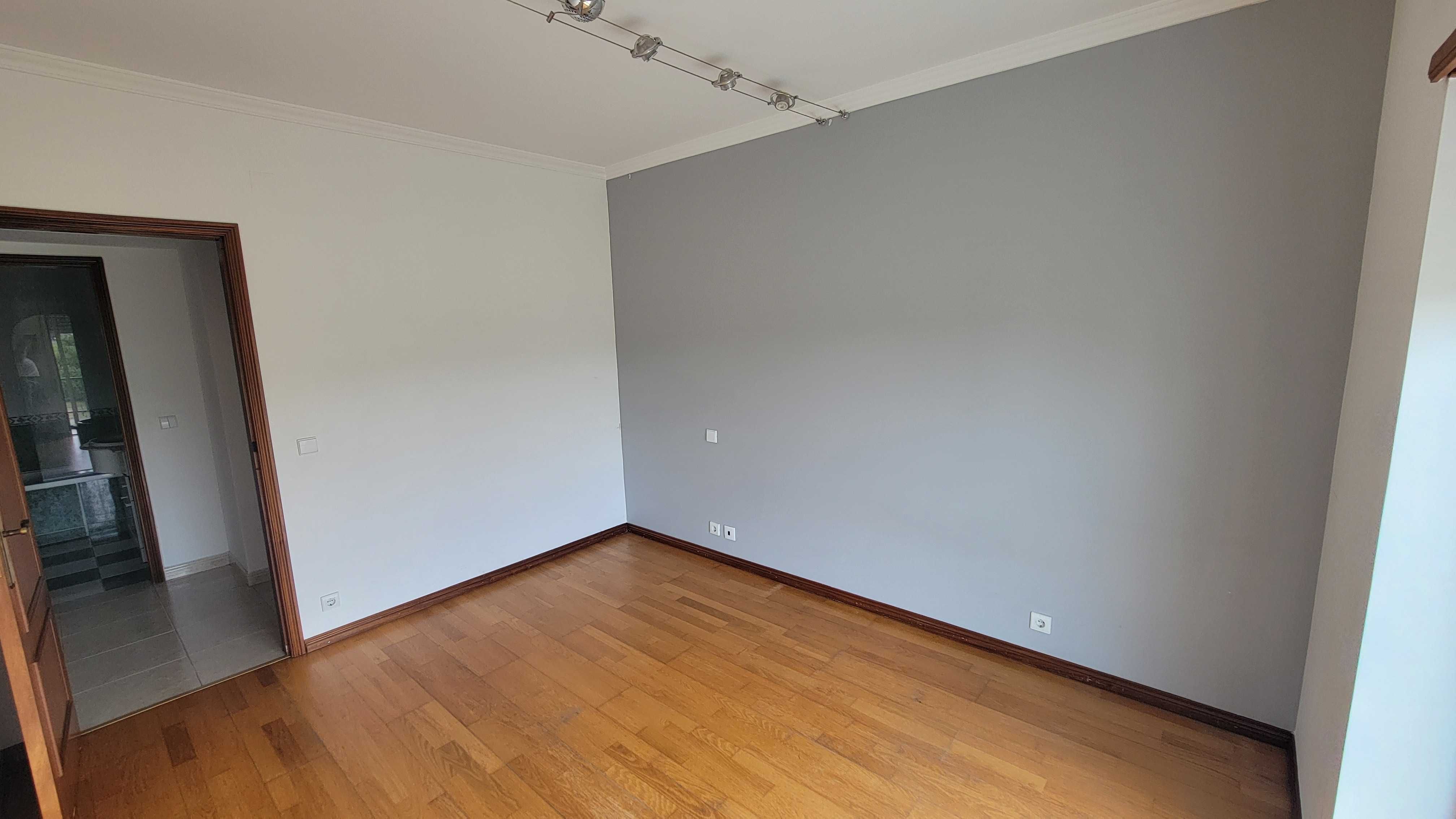Apartamento T3 bem localizado em São Romão - Leiria