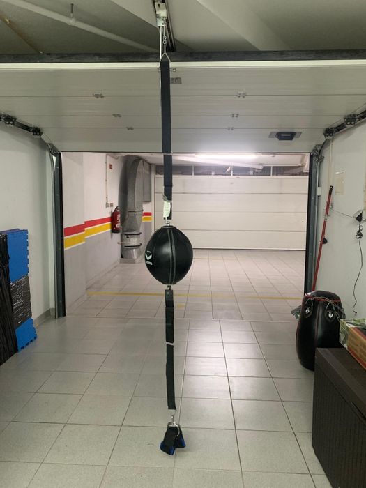 Bola de boxe com elástico duplo