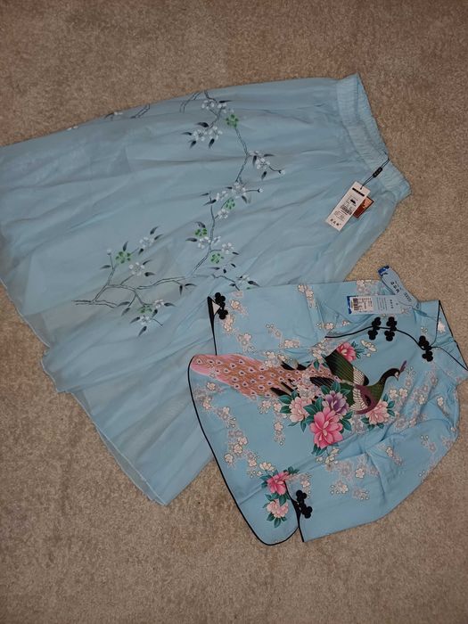 Urocza Bluzka i Spódnica z Motywem Pawia i Kwiatów