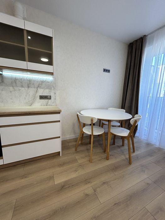 Квартира з сучасним ремонтом біля набержної! Без комісії!