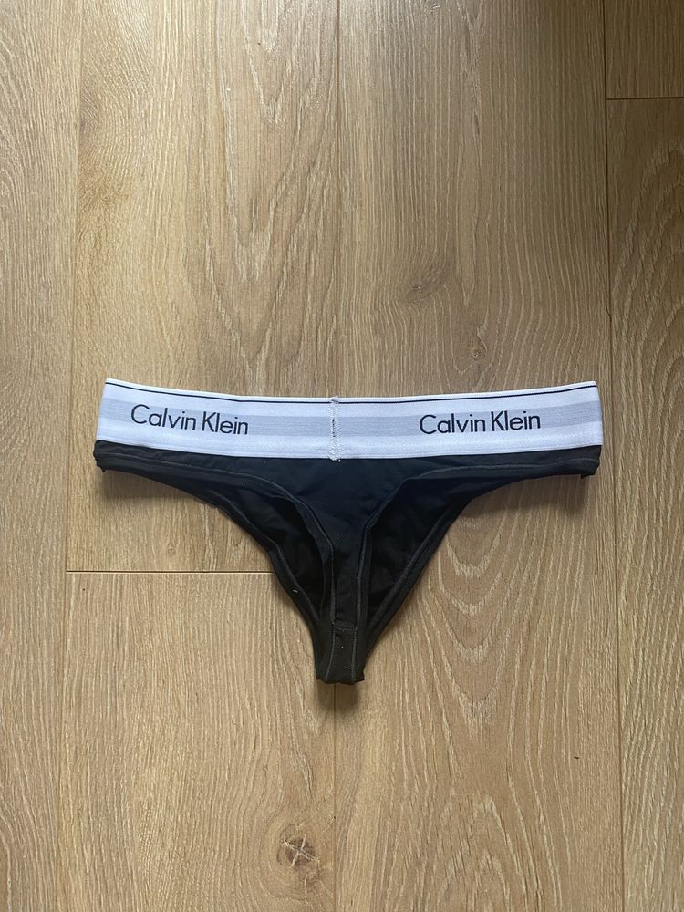 Majtki stringi jak Calvin Klein