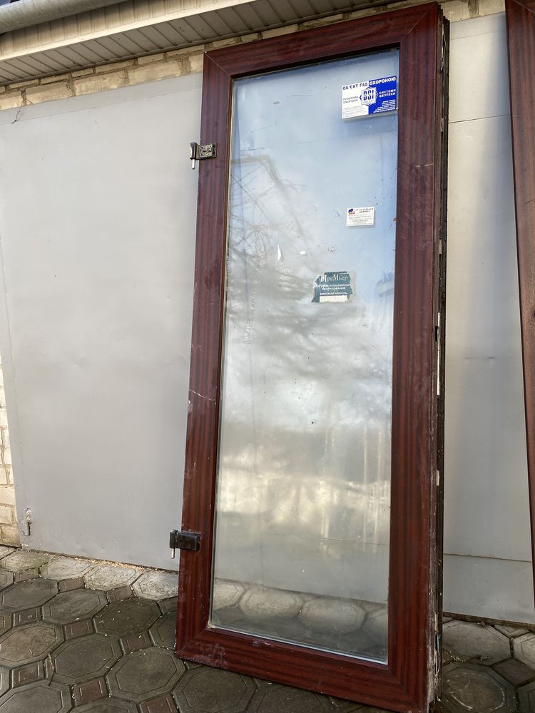 Продам стеклянные двух дверные двери с коробкой 272х176 217х85 Х2