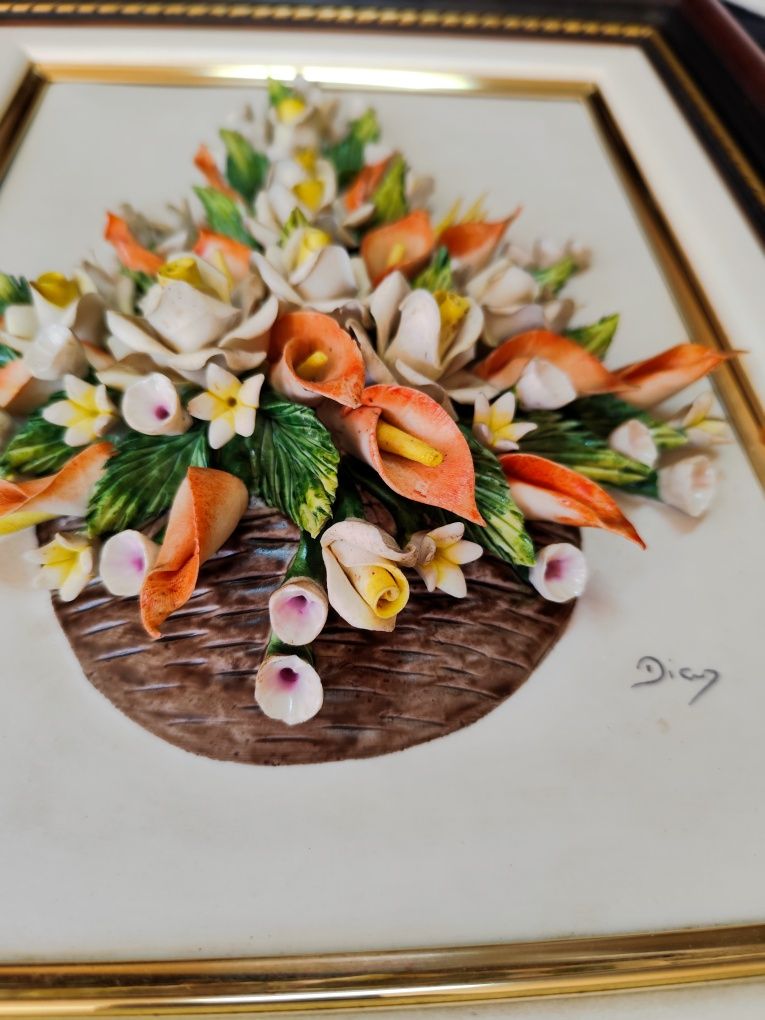 Quadro com flores em porcelana