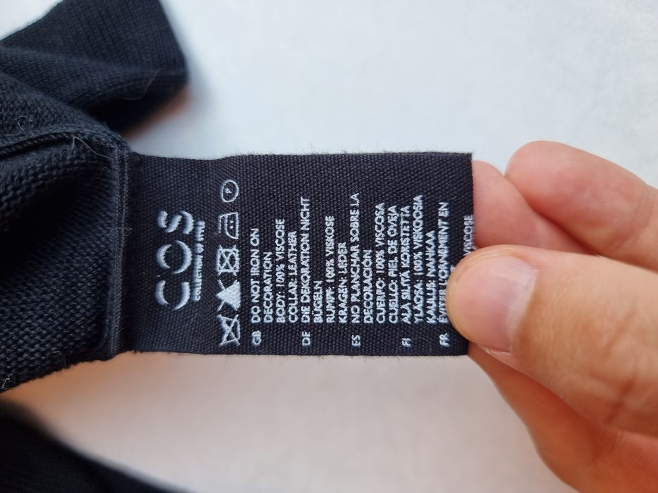 Жіночий світер COS віскозний чорний віскоза з шкіряним комірцем світер