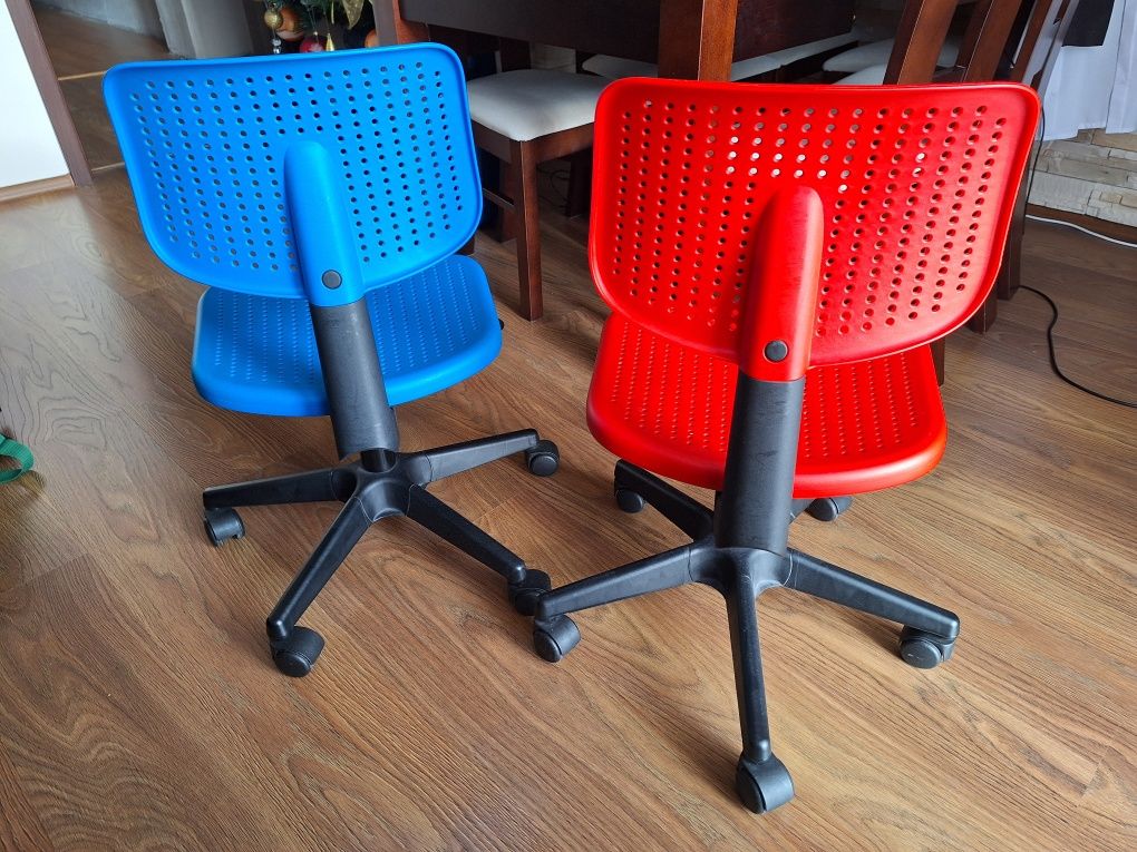 Czerwone krzesło obrotowe dla dziecka do biurka regulowane na kółkach