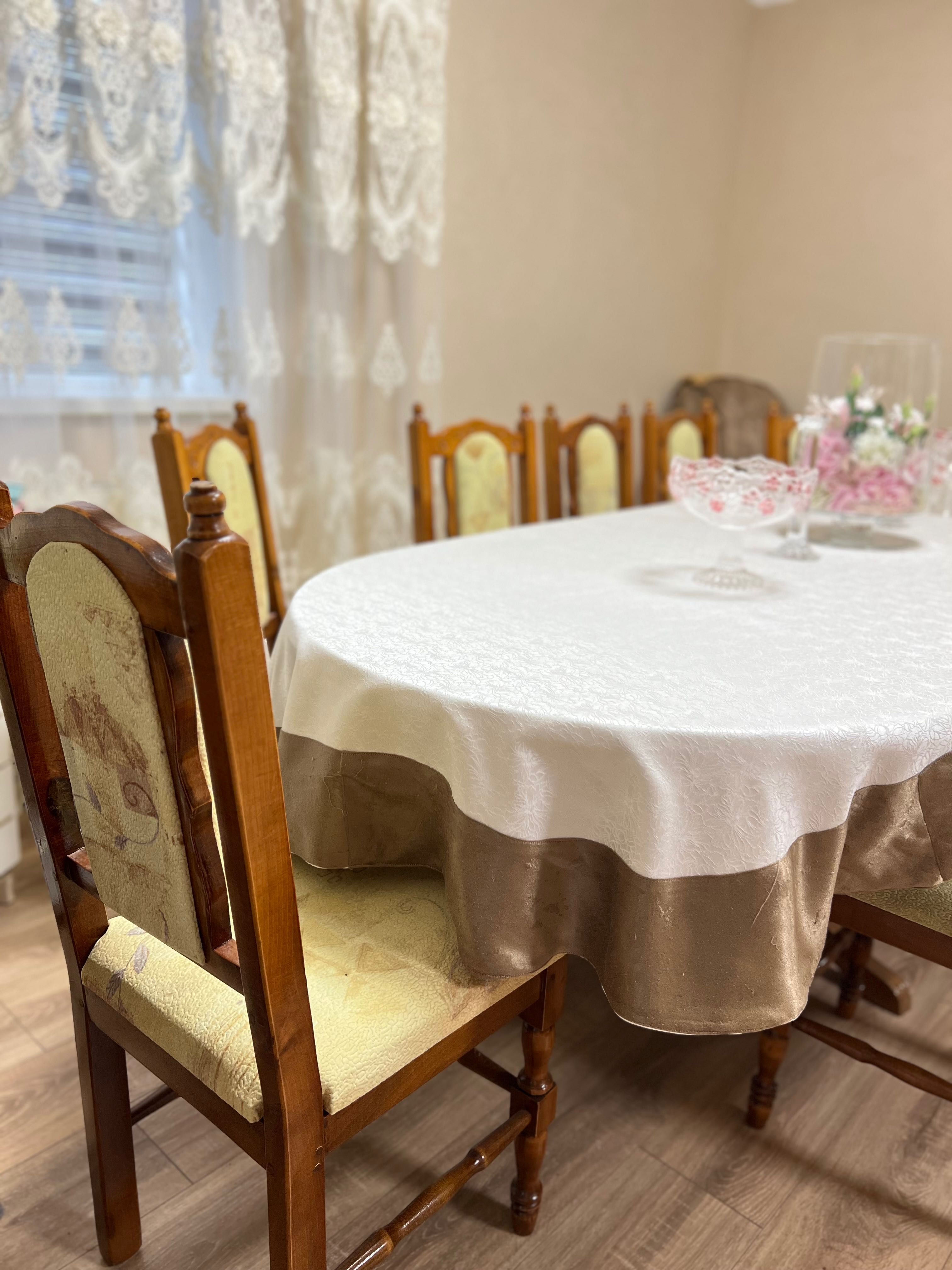 Стіл з стільцями