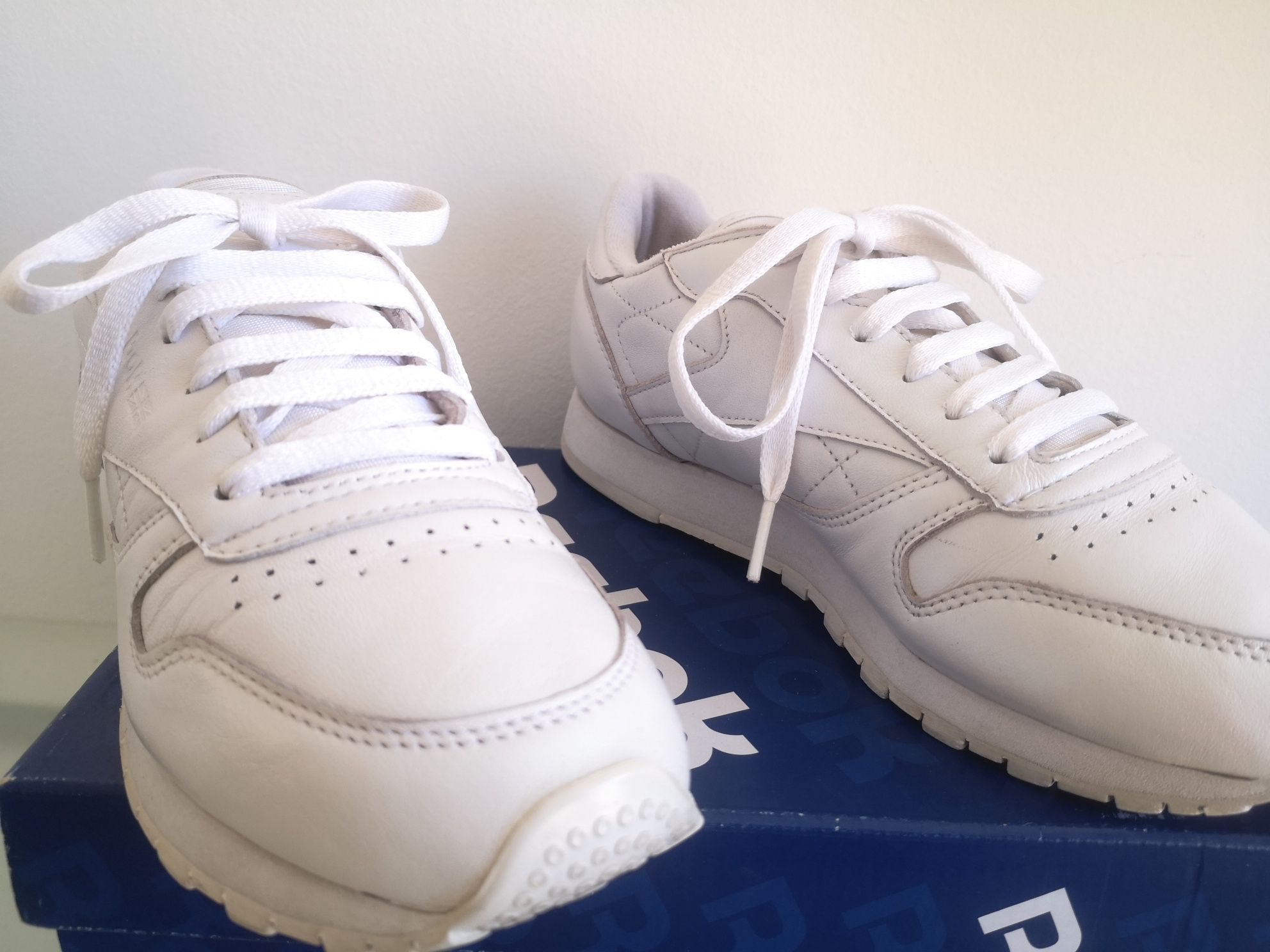 Ténis branco pérola - Reebok 
Pouco usados.