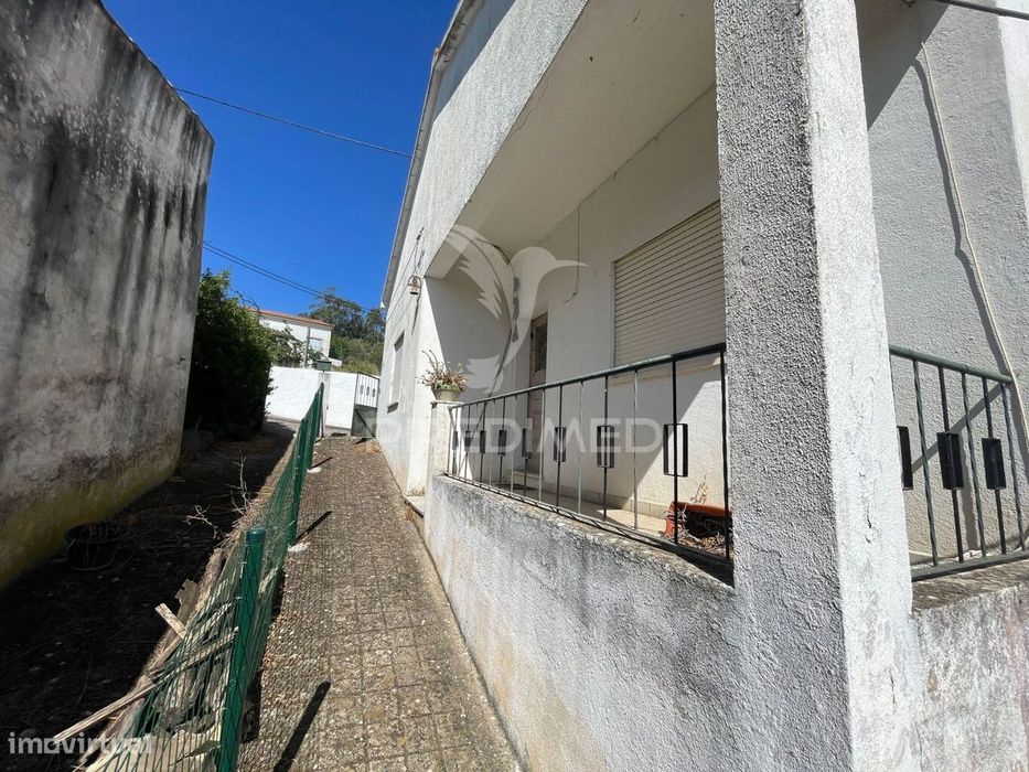 Vivenda T2 com Sótão e Terreno