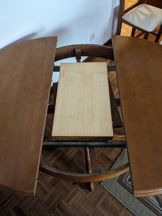 Mesa de sala de jantar com cadeiras