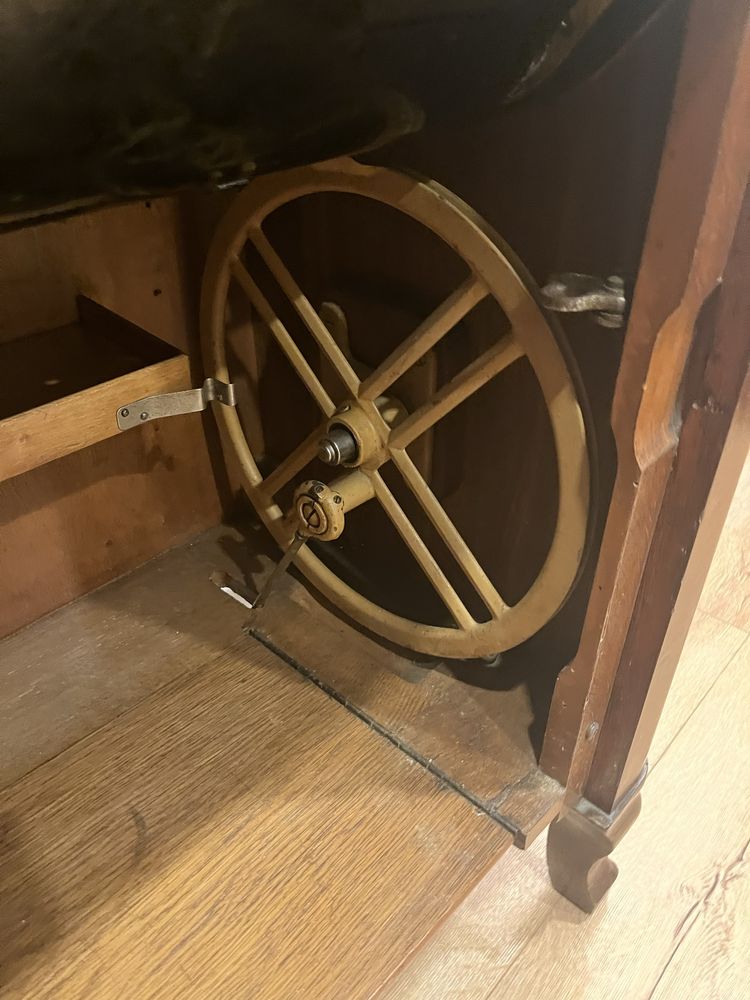 Antiga maquina de costura usada como bar