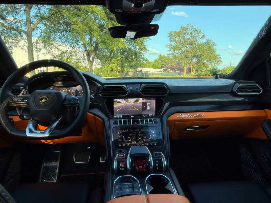 Lamborghini Urus      2022