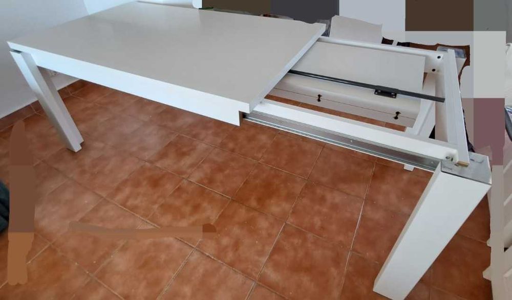 Vendo mesa extensível e cadeiras