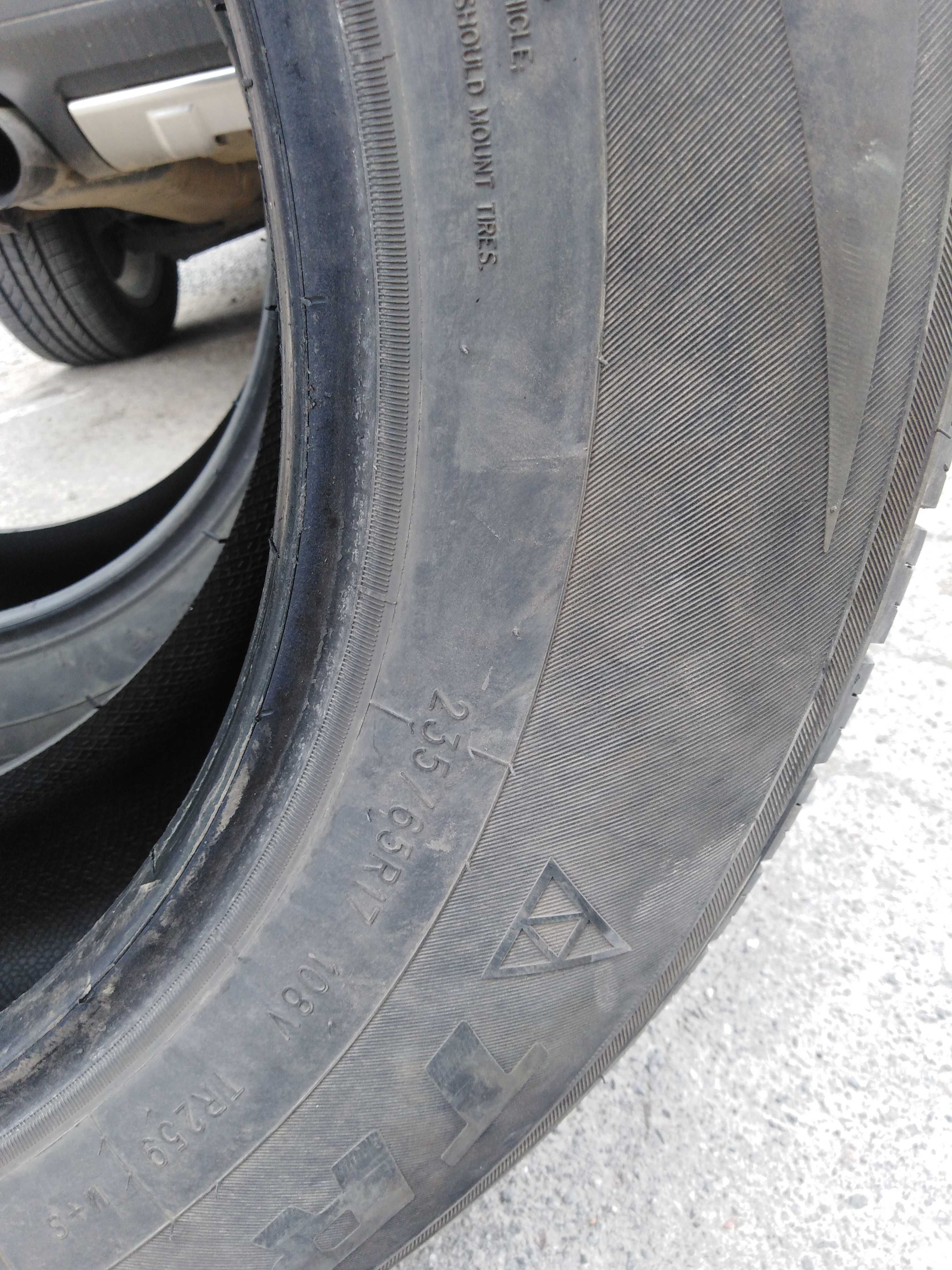 Две шины для позашляховика 235/65 R17