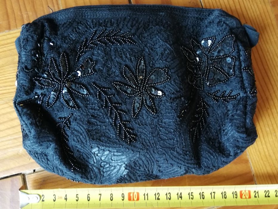 Bolsa preta bordada