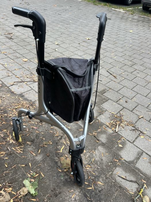 Chodzik inwalidzki trojkolowy