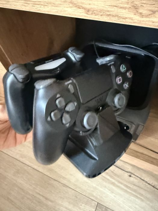PlayStation 4 Pro 1TB + 2 геймпада + 5 игр + аксессуары
