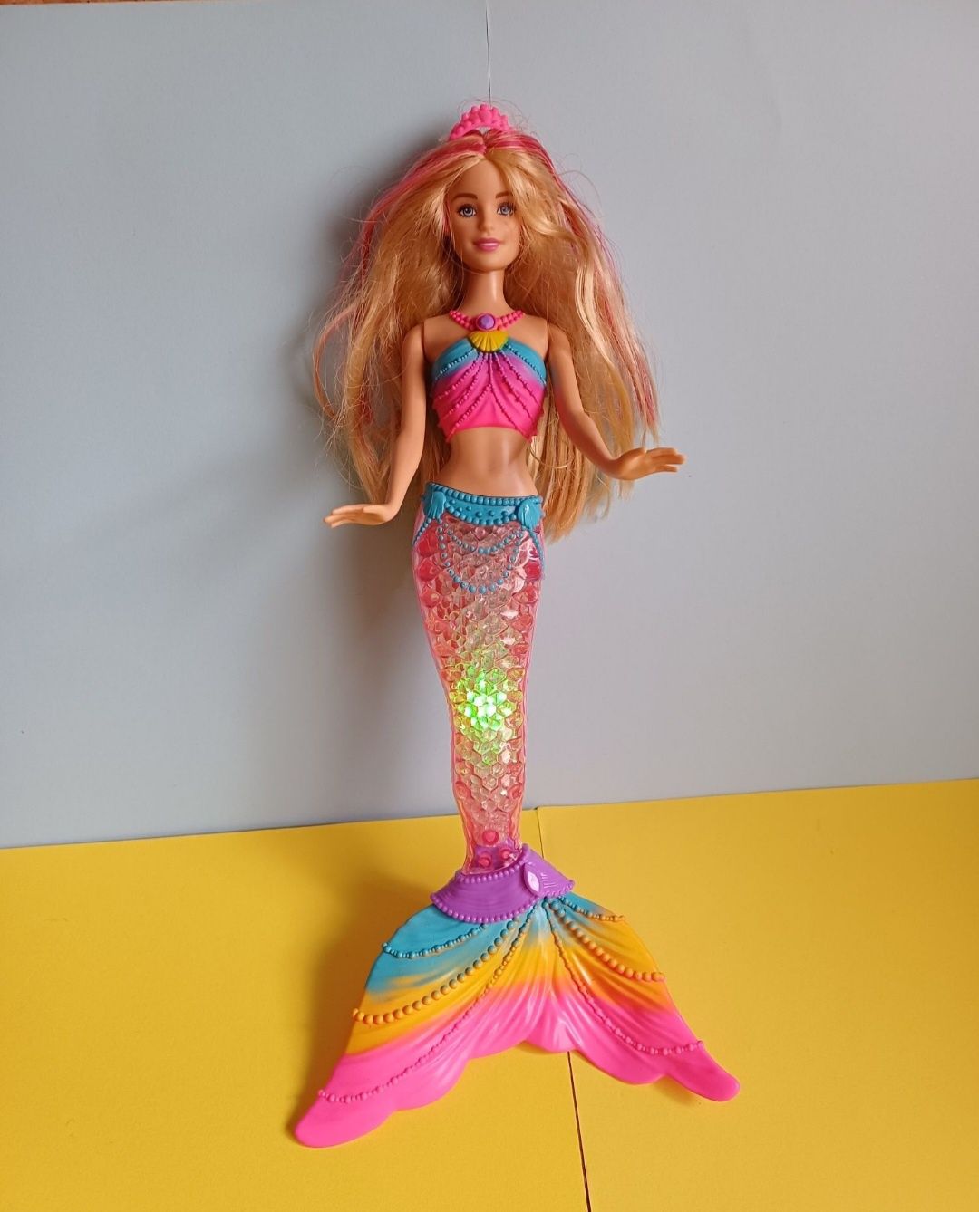 Barbie sereia com luz.
Mattel.
